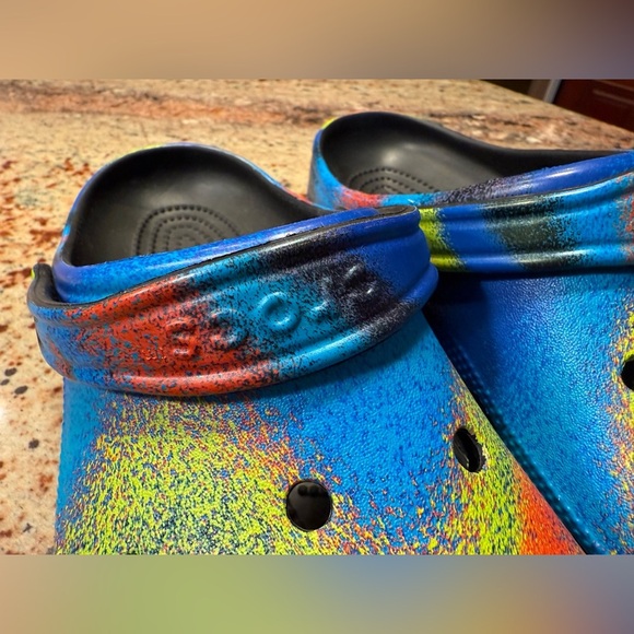 Crocs Black/Rainbow Clogs With Jibbitz Women’s 12/Men’s 10 New Without Tags - Picture 5 of 13